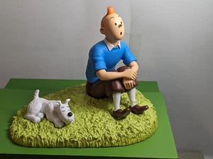 TIM & STRUPPI Tim mit Struppi im Gras  TINTIN Moulinsart 47001 - Bild 1 von 6