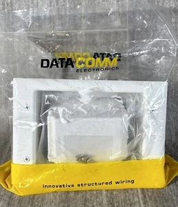 Placa empotrada DATA COMM de bajo voltaje de tamaño medio con receptáculo dúplex 45-0071 - Imagen 1 de 3