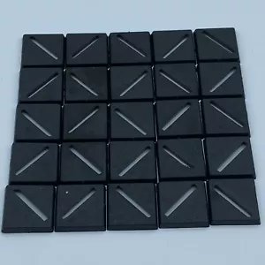 Confezione da 25 - Basi Scanalate Quadrate 20x20mm - Warhammer 40k - DnD - Foto 1 di 1