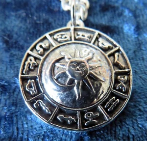 Pendentif astrologique soleil et lune ton argent - Photo 1 sur 3