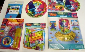 Dreamworks Trolls Forniture per Feste - 85 Pezzi - Striscione Piatti Decorazioni ALTRO Nuovo! - Foto 1 di 6