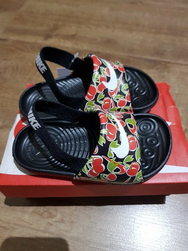 Sandali da bambina Nike neri ciliegia Kawa taglia: UK 7 5 EUR 25 nuovi con etichette