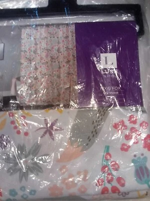 DECORAÇÃO EXUBERANTE~PIXIE FOX~CORTINA DE CHUVEIRO DE TECIDO CINZA/ROSA~NOVA NA EMBALAGEM~72" X 72" TAMANHO - Imagem 1 de 4