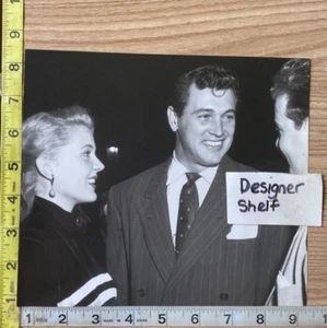 Libro de fotografía de escena de fiesta de Rock Hudson y Lori Nelson de los años 50 - Imagen 1 de 1