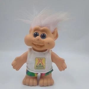 Russ Troll Puppe 1991 KOA KAMPGROUND T-Shirt und bunte Shorts - Bild 1 von 17