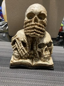 Stacked See Hear Speak No Evil Skulls Figur Halloween Skelett Deko LESEN - Bild 1 von 11