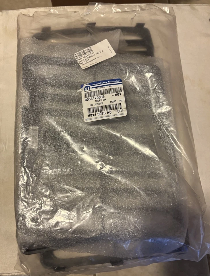 2014-2016 Jeep Grand Cherokee OEM NEW Texture Grille - Mopar (68143073AC) - Image 1 of 1