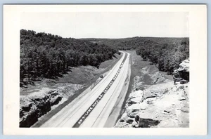 POSTAL CON FOTO REAL DE LOS AÑOS 1940-50 EN 4 CARRILES CARRETERA RUTA 66 CENTRAL OZARKS MISSOURI - Imagen 1 de 2