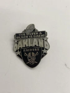 Oakland Raiders Silver and Black is back Pinback 1995 - Bild 1 von 3