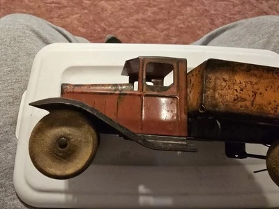 Camión de volteo vintage Wyandotte años 30 acero prensado 9 5/8" ruedas de madera todo original Foto 1 de 4