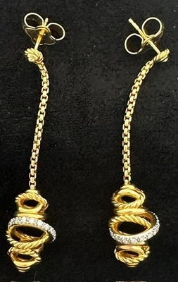 Exquisitos aretes colgantes de diamantes con cadena cruzada David Yurman de oro amarillo de 18k Foto 1 de 4