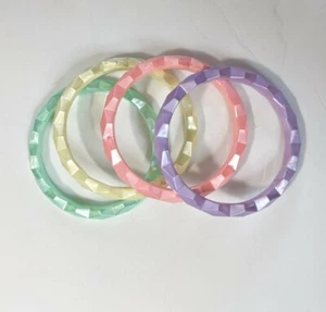 Lot Of 4 Vintage Plastic Bangles Faceted Pearl Marble Pastel bracelets 1980s  - Bild 1 von 4