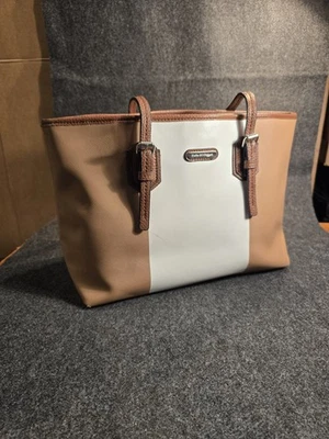 Bolso de Mano Dana Buchman Hebilla Dorada Dos Correas Cierre a Presión Tostado/Blanco Bolso de Mano Foto 1 de 4