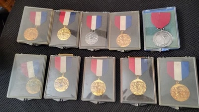 Lote de 10 medallas de natación vintage de la liga de natación/YMCA con cintas en estuches de plástico Foto 1 de 4