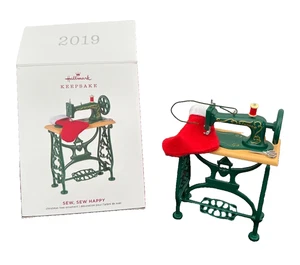 Hallmark 2019 "COSER, COSER FELIZ" adorno de recuerdo ~ máquina de coser ~ medias rojas - Imagen 1 de 10