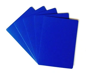 Juego de 5 cartas cortadas tamaño póquer 100 % plástico grado casino - esquinas redondeadas azules - Imagen 1 de 1