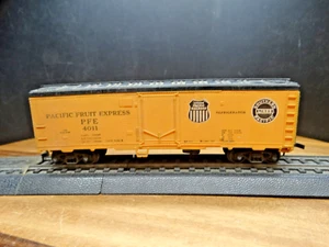 Revell HO Scale 34' Pacific Fruit Express PFE 4011 Vented Reefer - Picture 1 of 6