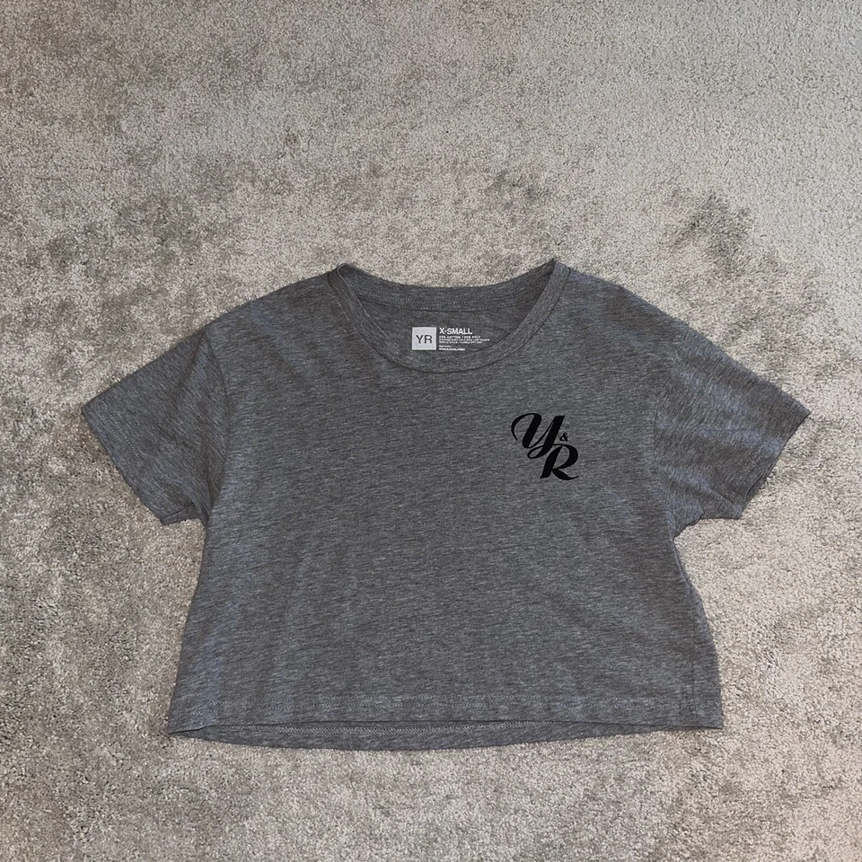 Молодой и безрассудный рубашка женщин XS серый укороченный свободного Y & R логотип - Изображение 1 из 4