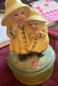 Vintage Music Box Boy and Girl With Raincoats Raindrops Keep Falling on my Head - Picture 1 of 5
