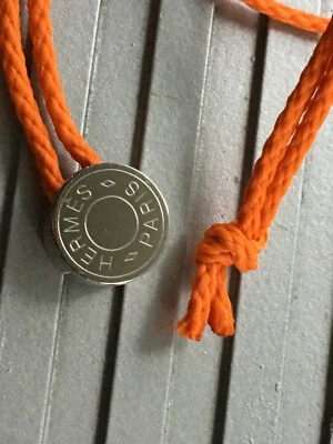 Colgante Hermes Nube de Paladio Sillín con Collar de Cordón Naranja Trenzado de 24 pulgadas Foto 1 de 4