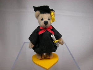 World of Miniature Bears von Theresa Yang 2,75" Absolvent #834 VERSCHLUSS - Bild 1 von 3