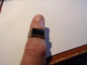 Anello da donna in argento sterling con pietre nere - 7 1/2 - molto buono - $7 s/h - Foto 1 di 3