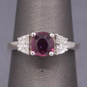 Atemberaubender tiefer Rubin und Halbmondschliff Diamant Ring in 18 Karat Weißgold - Bild 1 von 10