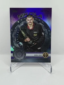 2025-26 Topps MVP Vault MVP-1 Nikola Jokic, Denver Nuggets Purple Rainbow 47/250 - Imagen 1 de 2