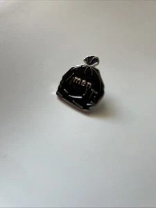 Spilla dice uomo con sacchetto della spazzatura nero  - Foto 1 di 4