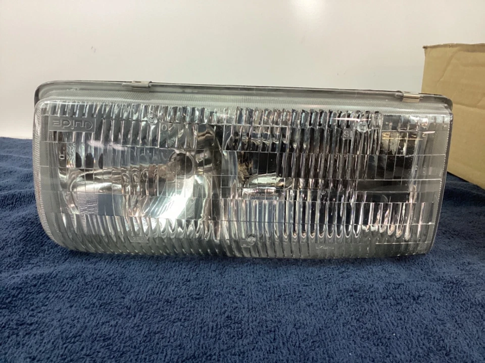 NOS GM Oldsmobile Right Side Headlight NOS 16524386 - Image 1 of 4