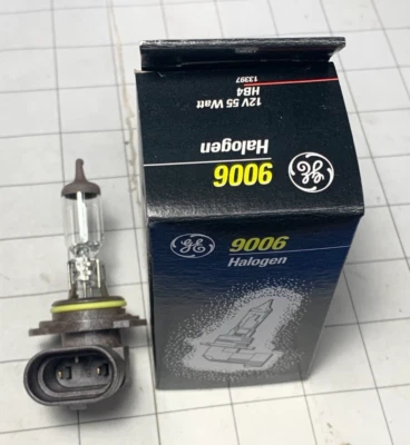 Pair GE HB4 9006 Halogen Bulbs – Fog/Driving Light 12V 55W – Made in Hungary - Image 1 of 3