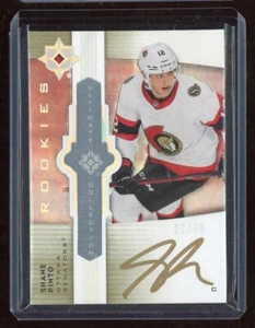 2021-22 Ultimate Collection Ultimate Emblems Rookie Auto Gold Shane Pinto 32/49 - Foto 1 di 2