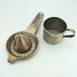 Exprimidor de mano de aluminio Foley vintage y taza de hojalata de aluminio prensado Darling de 3" - Imagen 1 de 10
