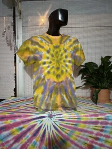 Gilden Med Front Back Design Puple Ringelblume Chaurtruese, mittleres Ei Batikhemd - Bild 1 von 2