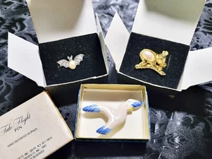 3-VINTAGE AVON PINS-HALLOWEEN FLEDERMAUS 1995-KOALA 1994-TAKE FLIGHT SEAGULL 1980- - Bild 1 von 7