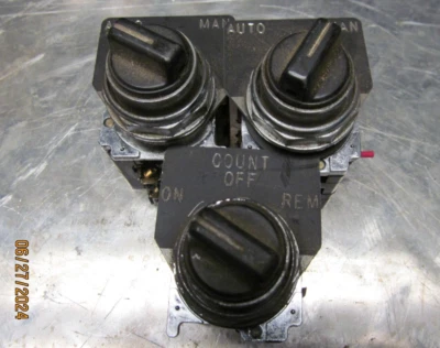 (1) CUTLER-HAMMER 10250T/91000T 2 BLOCK WITH 2 POSITION SELECTOR SWITCH - Image 1 of 3