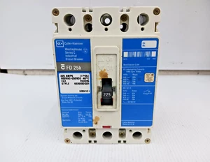 CUTLER HAMMER 225 AMP CIRCUIT BREAKER 3 POLE 600 VAC / 250 VDC 25kA FD3225 - Picture 1 of 7