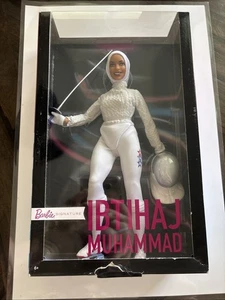 Ibtihaj Muhammad Barbie Puppe Mattel Signature - Karton bei Lieferung beschädigt - NEU - Bild 1 von 2