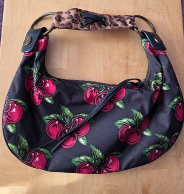 Bolso hobo mediano vintage Betsey Johnson Betseyville estampado de cereza Foto 1 de 4
