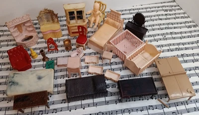Lote mixto de muebles vintage para casa de muñecas Renwal caja azul piezas TLC Foto 1 de 4