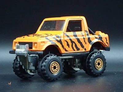 1992-1998 SUZUKI Samurai Camion 1:64 Scala da Collezione Diorama Modellino Auto - Immagine 1 di 4