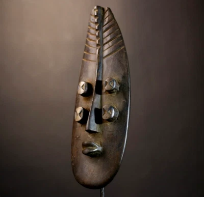 Máscara africana Grebo tachonada cara de guerrero tallada tribal Liberia de colección-G4851 Foto 1 de 4