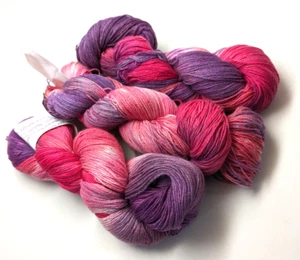 3 Hanks a juego NEK pintados a mano 65% merino/25% nailon/10% seda 100 g/440 yardas rubor - Imagen 1 de 2