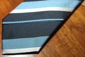 CORBATA BOSS PARA HOMBRE 100% SEDA JACQUARD RAYAS DIAGONALES AZUL MARINO OSCURO AZUL CLARO BLANCO - Imagen 1 de 5