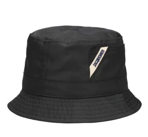 JACQUEMUS LE BOB OVALIE LOGO BUCKET HAT CAPPELLO A SECCHIELLO 236AC5873138990 - Imagen 1 de 4