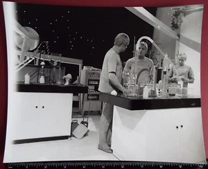 Fuera de lo desconocido. Foto original de 10 x 8". Ep2: "El hombre falsificado", 1965. - Imagen 1 de 1