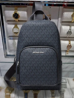 Bolso Bandolera Michael Kors Cooper Hombres MK Logo Sling Pack Hombro Variación Foto 1 de 4