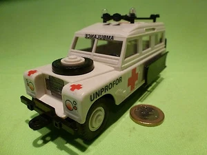 PLASTIC 1:32 LAND ROVER - UN UNPROFOR AMBULANCE - GOOD CONDITION - Picture 1 of 7
