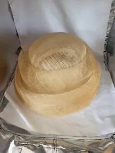 M&S Hochzeit Hut beige rund Lagenlook Brautmutter Rennen Cocktail formell - Bild 1 von 8