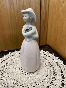 TORRALBA FIGURINE ~ GIRL HOLDING FLOWERS (LIKE LLADRO NAO) - Picture 1 of 7
